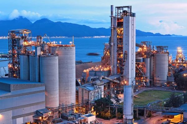 Industrial processing plant with storage silos